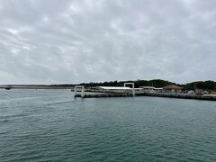 お天気もどんよりしていて、寂し気な黒島港。
堤防にのぼると、こんな感じで港がよく見えます。