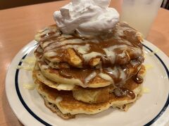 花火の後、息子がパンケーキ食べたいなぁと言い出し、夜でも食べられる店といえば「IHOP？」という事で閉店30分前に滑り込み。
メキシカン・トレス・レーチェ・パンケーキ（キャラメル＆バニラソース）
よく食べられるな。。私はレモネードで。