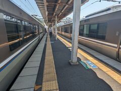 近江塩津駅で北陸本線に乗り換えます

降りたら目の前に居た。次の電車。