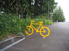 駐車場に可愛い黄色い自転車のオブジェがありました。後の予定に響くので最小限の時間で散策しないといけません。