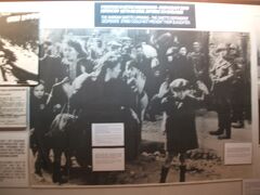 アウシュビッツ第１収容所での展示。世界史の教科書にも載っていた、ユダヤ人がナチスに追い立てられている写真です。