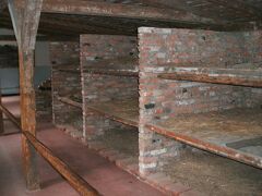 アウシュビッツ第２収容所、ビルケナウのバラックで、囚人のベッドです。
こんな狭いところに、１区画に３人が寝ていました。
第１収容所と第２収容所の間は３ｋｍくらい離れていて、無料の連絡バスが利用できました。