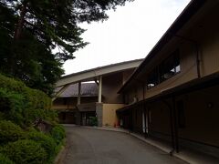 今日のお宿は安曇野みさと温泉　ファインビュー室山です。

安曇野を見下ろせるポイントに建った三階建てのお宿。
