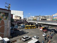 ここの乗り換えは歩道橋上を進むだけなので迷いようがありません。
別の都市鉄道に乗って北上すればマニラ中心部です。