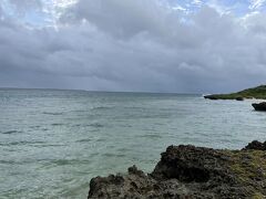 お昼を食べてたら大雨に…(*´Д｀)
宿へ戻って、ゆったりタイム…。

雨が止んでいるタイミングを狙って、夕飯前に宮里海岸へ散歩。
今日は良いけど明日からどうなるんだろう…ちょっと心配。(>_<)