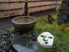 嵐山もどってよーじやカフェ嵯峨野嵐山で抹茶クレープをたべました。お庭が奥にある。雨なのが残念