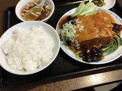 夜は四つ角飯店という立川駅前の有名店へ。