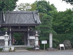 途中いい感じの山門のお寺をみつけたのでこちらで参拝。流泉寺というお寺でした。