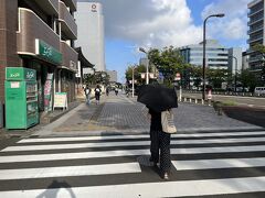 広い歩道でとても歩きやすい道です。野球観戦に向かう人もたくさんいました。