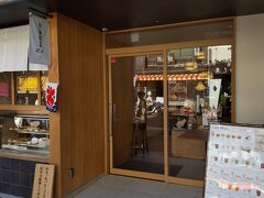 文芸館よりも行きたかったのが、「短編喫茶Un」。店内にはいろんなジャンルの本や雑誌が取り揃えられており、本好きにはたまらないお店。