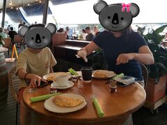 9歳の子供と行くケアンズ旅行(4) グレートバリアリーフ編（2023年）の続きです。
https://4travel.jp/travelogue/11847986

翌朝、ホテルのレストラン（ザ・バックヤード）で朝食をいただきます。昨日は海をエンジョイしたので、いつもよりは遅めの朝食です。