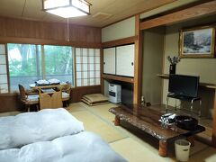 鶯宿温泉での宿は、「温泉民宿　栄弥」。
建物も客室も、昭和レトロな雰囲気。

客室にエアコンがないってことは、夏は涼しい？