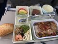 機内食は写真と説明付きで二択。ベトナム風の方を選択。成田からの便はご飯美味しいですね～