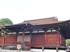 　1227年に建てられた京都最古の本堂が残る千本釈迦堂へ向かいます。本堂正面の蔀戸の金具が故障中で閉められていました。(右端の猫に注目)