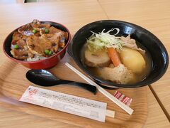 "道の駅 おとふけ" にて豚丼を賞味後、鹿追町の神田日勝記念美術館へ移動開始！
