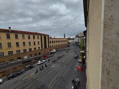 フィレンツェは天気は今一つでとにかく寒かったです。
ホテルは駅の側面でトラムの線路の真上
この写真の右手奥が駅の正面になります。