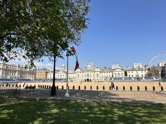 　次に考えなきゃならないことは、東回りか西回りのどちらにするか…です。

【写真】セントジェームズ・ガーデン側から見たバッキンガム宮殿（ロンドン）