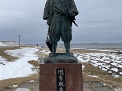 さすが稚内、雪がまだ随分残っています。
まず向かったのは宗谷岬。
間宮林蔵像が立っています。
世界地図にただ一人日本人の名を残した探検家です。
樺太（現・サハリン）を望見しています。