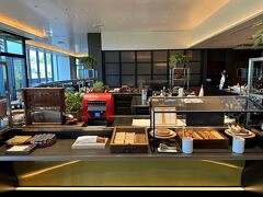 静岡県駿東郡『Fuji Speedway Hotel, Unbound Collection by Hyatt』
ホテル棟 3F【TROFEO Italian】

『富士スピードウェイホテル』のイタリアンレストラン
【TROFEO イタリアン】の朝食ブッフェコーナーの写真。

写真中央の曇りガラスの奥のエリアが炉端ダイニング
【Robata OYAMA（ロバタ オヤマ）】になります。