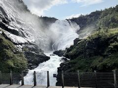 フロム鉄道の定番スポット ショースの滝。5分間停車してくれます。水量が多く圧巻でした。