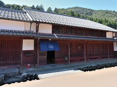 ●菱屋勢馬清兵衛家

朱色の格子が特徴的な「菱屋」は、ここ「熊川宿」を代表する問屋で、架かっているのれんを見ると、こちらもリノベ施設っぽいですね。