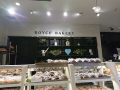 飛行機の出発が遅れたため空港ランチする時間が無くなり、
ロイズ チョコレートワールドでパンを買ってレンタカー店へ。