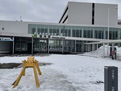 昨日も来た稚内駅へ。
日本最北端の線路のモニュメントです。
こちら、線路が最終地点の稚内駅を突き抜けて駅前広場まで伸びています。
線路部分は雪に埋もれて見えないですね。