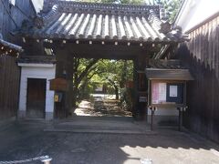  今井町の北側を通る北尊坊通りを突き当たったところにある寺院が順明寺で、その表門は市の文化財に指定されています。