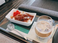 久しぶりのANAラウンジ、サテライトの方。
まあまあ混んでた。このあとお寿司も食べた。

到着後はSIMカードをピックアップして両替したりしてARLでホテルへ。
MakkasanからMRTで一駅のSukhumvitまで。
MRTはVISAのタッチで乗車可能。すごい便利。
iPhoneのタッチでいけるかなと思ったら無理だった。
ホテルに着いたのは17:30ぐらい。