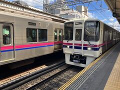 京王線の各駅停車に乗ってつつじが丘駅へ。
いつも高尾山へ行く時は特急に乗るので、各駅は初めて。
