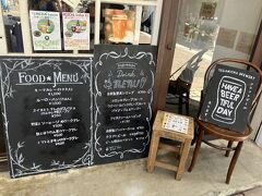 今回の蚤の市の中心的な存在のお店、手紙舎のカフェ。
今日はテイクアウトのみの営業で、蚤の市では雑貨をテントで販売していました。