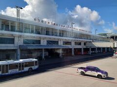 9:10　プーケット国際空港

いよいよ到着。
雨季ですが、いい天気！
８年ぶりのプーケット。
空港がきれいになっていました。