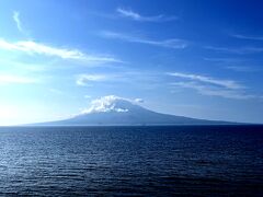 ７＜海抜ゼロ登山＞
　利尻山の山裾は、なだらかに海まで伸びています。そのため、利尻山は日本でも数少ない標高0mから登山をスタートする「海抜ゼロ登山」が楽しめる山となっています。