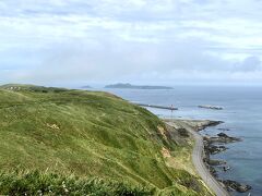 １３＜トド島展望台＞
　銭屋五兵衛の碑の横にある「トド島展望台」からの景色。沖合に見える細長い島がトド島。天気がいいとサハリンまで見えるそうですが、この日は靄っていて見えませんでした。