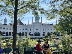 続いて、ディズニーランドの起源となったチボリ公園に来ました。

Point:コペンハーゲンカードを買っていれば入場は無料になります。市内の交通機関や観光スポットが無料になるので、コペンハーゲンカードの24時間券等を買うことをお勧めします。（アプリで簡単にオンラインチケットを購入できます）