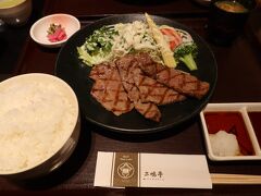 昼食は京都土産等の買い物に訪れた京都高島屋にある三嶋亭で、あみ焼きを頂きました。2000円代でこんなに美味しい牛肉がいただけるとは感激です