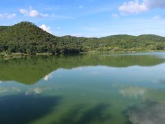 大覚寺に向かう途中に通った広沢の池。池に映り込んだ夏空と山がとても綺麗でした