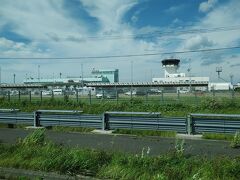 稚内空港を出発してすぐ、空港ビル全景を見ることができました。