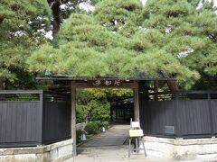 旧齋藤家別邸の隣に建つ行形亭。
江戸時代中期の元禄時代から、300年も続く料亭です。
