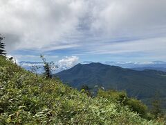 南側には飯縄山
その奥には八ヶ岳や南アルプスまで見える。