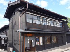 北方文化博物館新潟分館前バス停から、旧小澤家住宅入口バス亭までバス移動。10分も掛からないくらいの道程です。
道路に面した旧小澤家住宅は、一見普通の商家にも見えますが、この後ろには旧齋藤家別邸に匹敵するような大きな屋敷と庭園を備えています。