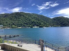 ここからは観光タイム。
東武日光駅から、路線バスで約１時間、
中禅寺湖にやってきました。
天気が良くて、空の青と、
山々の緑、そして湖の碧が絶妙です。