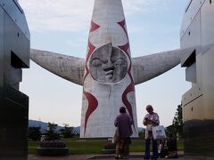 営業時間を過ぎており、公園の中には入れなかったが、入口から太陽の塔を眺める。
ちなみにこの太陽の塔の地下にあった3つ目の顔は撤去・廃棄されたらしいが、何の因果かどうも来年の大阪万博の埋め立て地に廃棄されているらしい。