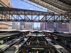 大阪2日目。朝一で大阪城に向かった。

まず東海道本線で大阪駅に入ったあと大阪環状線に乗り換える。
やっぱり大阪駅は天井が高くてかっこいい！