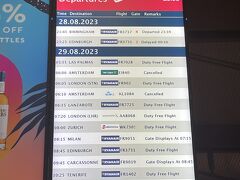 私達の便はこの日の最終便でした。
１時間遅れでした、、。
コーク空港のセキュリティーゲート通過後のショップは大体２３時まで空いてました。アイルランドのお酒や食べ物などのお土産が買えます。