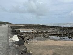 海岸方面に少し歩くと、有名は「鬼の洗濯板」が見えてきました。
洗濯板の正体は、約700万年前に海中で出来た水成岩のようです。