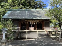 ホテルのすぐ横に神社があったのでお参りしてきました。
水祖神社という神社でした。
神社の由来によると、古代、国境の島として重要だったため、また海賊が多く出没していたため、朝廷から高官が派遣されていました。そんな高官の中に当地で亡くなった人を海岸の丸い石を積み上げ古墳として神様として祀ったのが神社の始まりだとか。その高官は今は名前もわからないそうですが、ずっと神社は続いている、
なんか日本らしい信仰の形だなと思いました。
