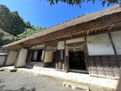 神社に隣接して代々神主をつとめる社家の家柄である憶岐（とき）家の住宅があります。現在４８代目だそうです。