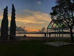 座って眺めたり、歩きながら。どんな気持ちで夕日を見てるんだろう？
