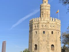 10分ほど歩くと黄金の塔（Torre de Oro）に到着。入場料は3ユーロ。
1220~1221に建造されたイスラム時代の見張りの塔である。当初は金色の陶器パネルで覆われていたことが名前の由来であるという。現在、中は海軍博物館になっており、模型や航海図、その他セビリアの航海の歴史が展示されている。